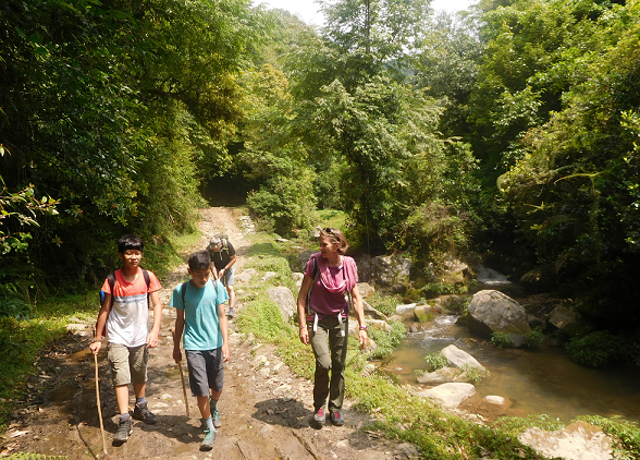 Hiking along Nagmati river -  himaland.com